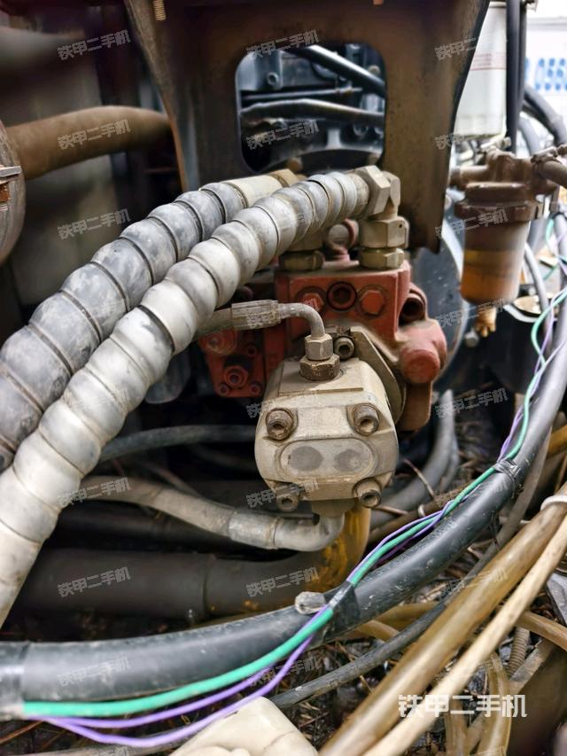 液压泵舱室正面整体（整机外观）