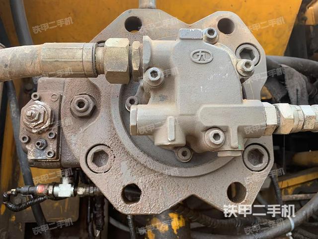 液压泵舱室正面整体（整机外观）