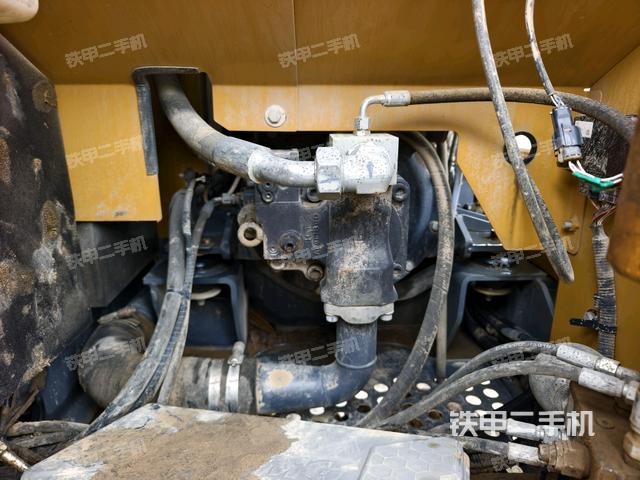 液压泵舱室正面整体（整机外观）