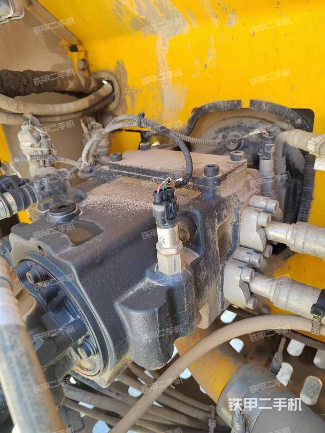 液压泵舱室正面整体（整机外观）