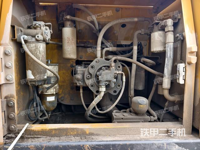 液压泵舱室正面整体（整机外观）