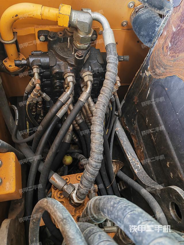 回转马达和主控阀（整机外观）