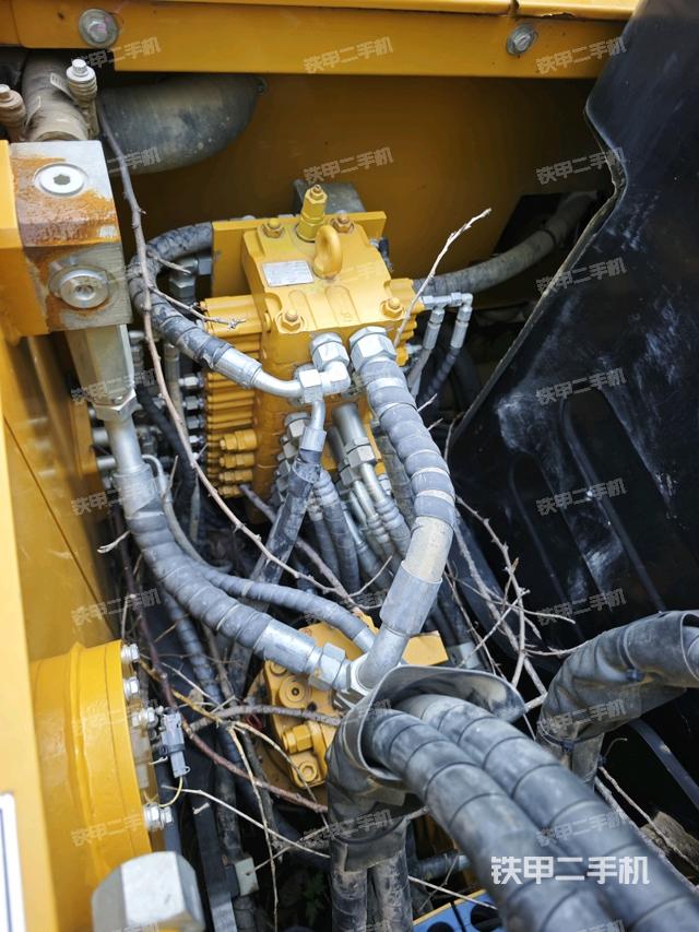 回转马达和主控阀（整机外观）