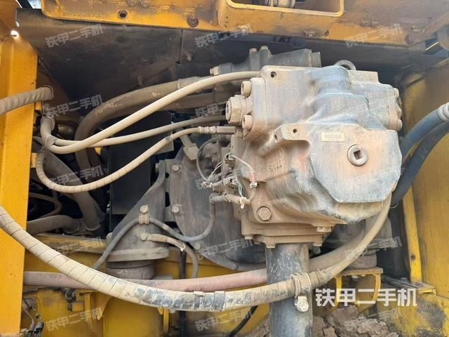 液压泵舱室正面整体（整机外观）