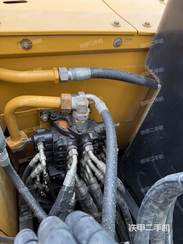 回转马达和主控阀（整机外观）