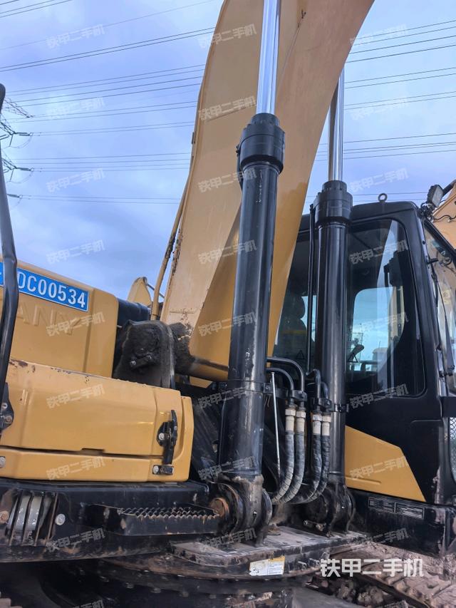 大臂油缸整体 竖拍（工作和回转装置）