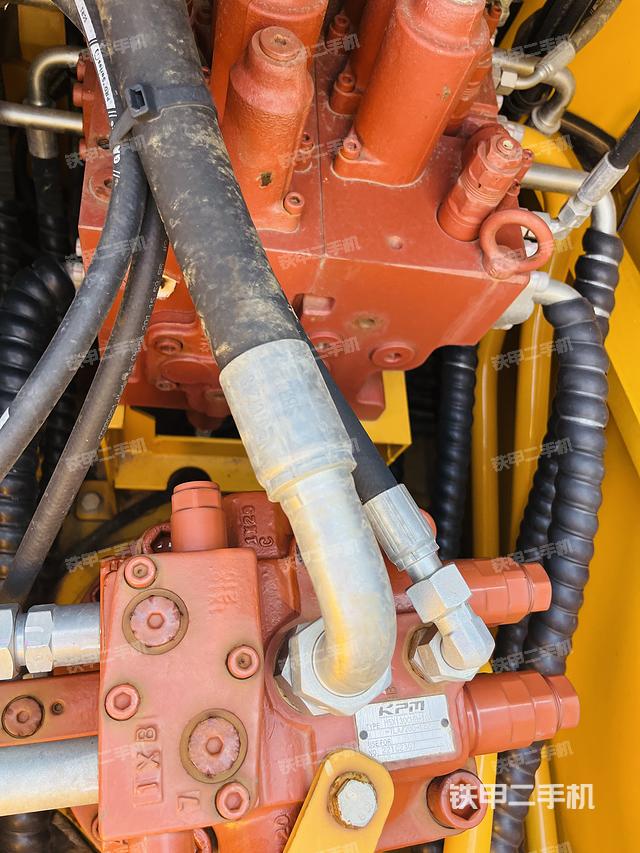 回转马达和主控阀（整机外观）