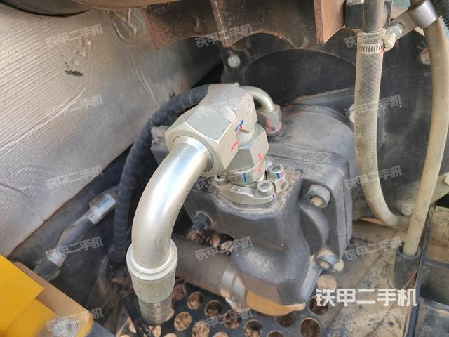 液压泵舱室正面整体（整机外观）