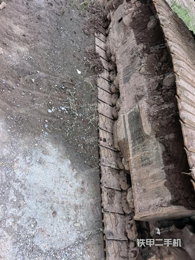 左驅(qū)動輪（行走機構(gòu)）