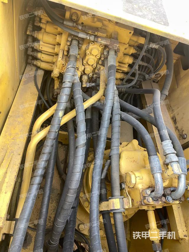 回转马达和主控阀（整机外观）