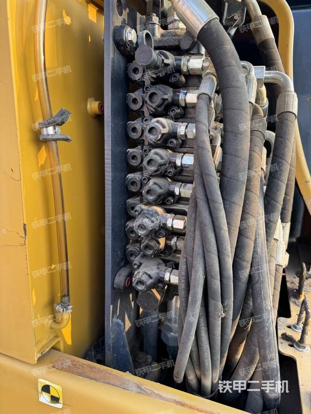 回转马达和主控阀（整机外观）