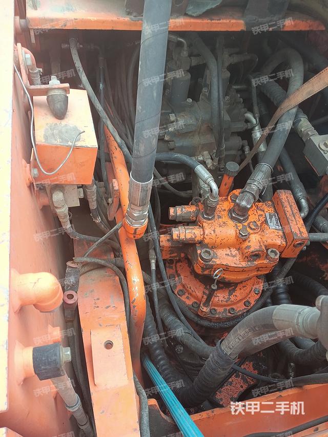 回转马达和主控阀（整机外观）