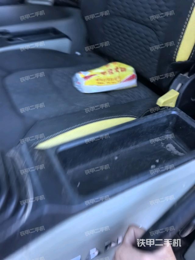 行走控制手柄和踏板 俯拍（驾驶室部分）