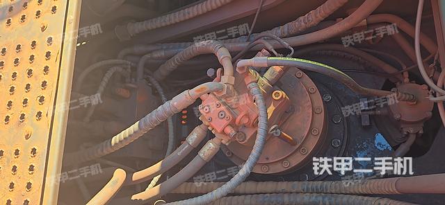 回转马达和主控阀（整机外观）