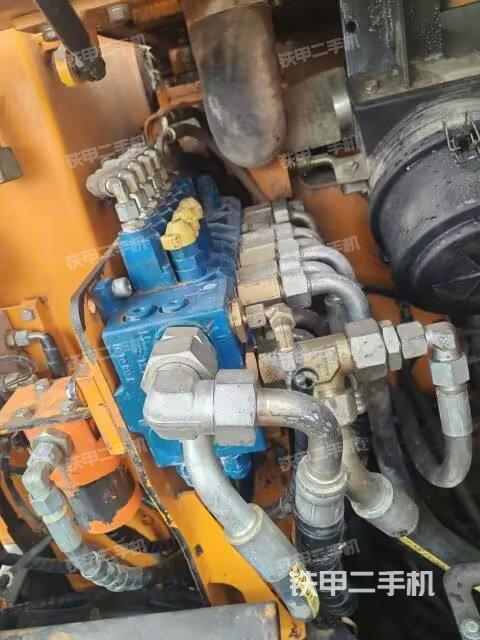 回转马达和主控阀（整机外观）