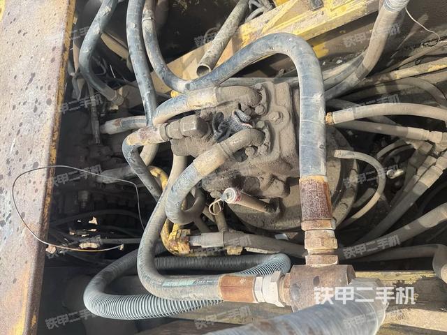 回转马达和主控阀（整机外观）