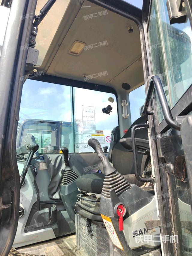 驾驶室顶部（整机外观）