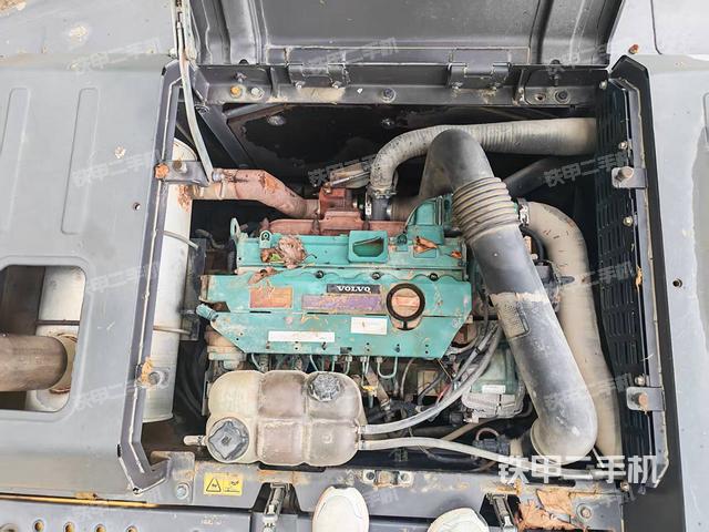 液压泵舱室正面整体（整机外观）