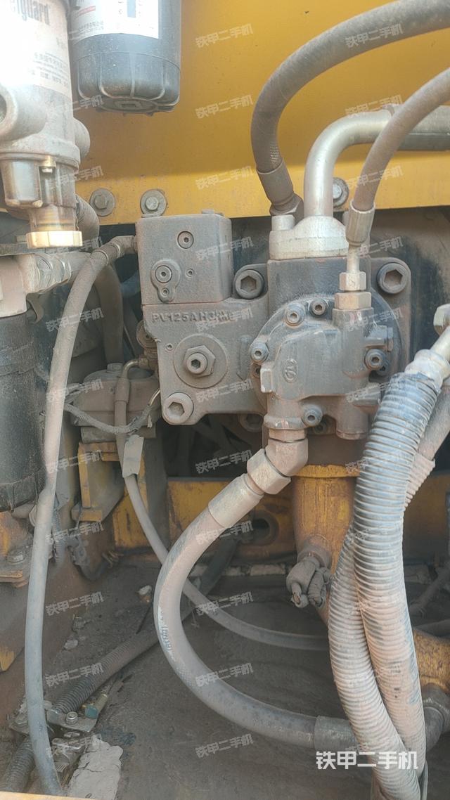 液压泵舱室正面整体（整机外观）