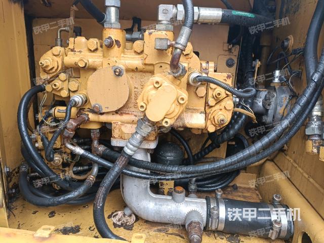 液压泵舱室正面整体（整机外观）