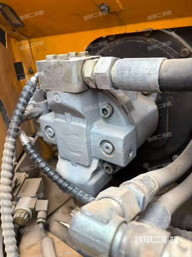 液压泵舱室正面整体（整机外观）