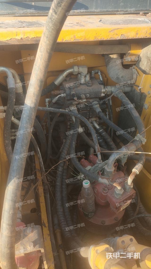 回转马达和主控阀（整机外观）