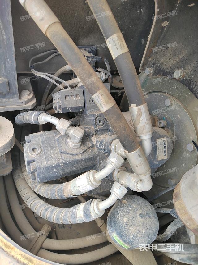 液压泵舱室正面整体（整机外观）