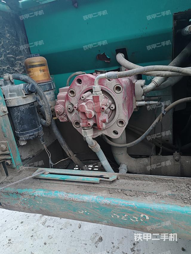 液压泵舱室正面整体（整机外观）