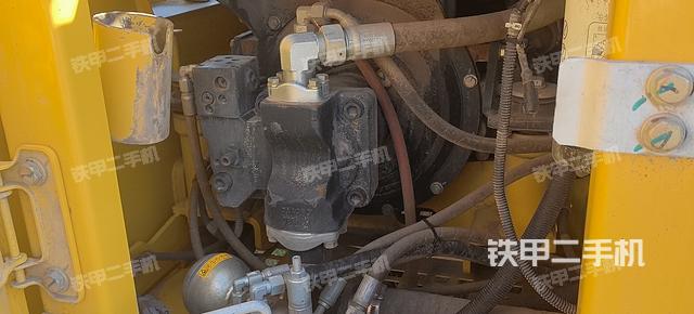 液压泵舱室正面整体（整机外观）