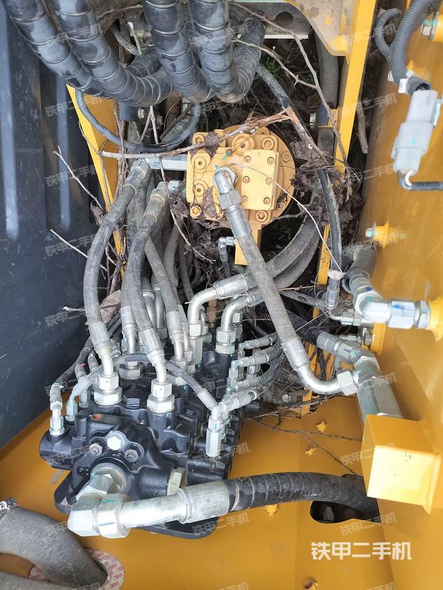 回转马达和主控阀（整机外观）