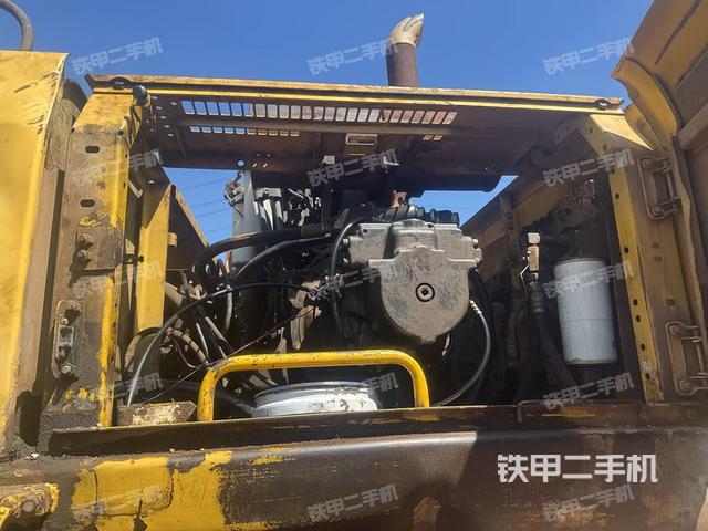 液压泵舱室正面整体（整机外观）