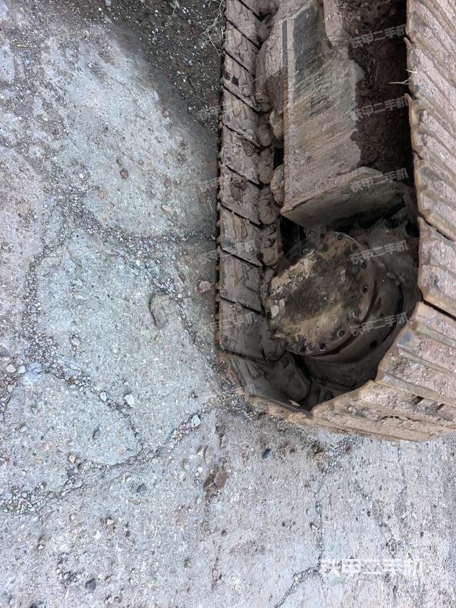 右驅(qū)動輪（行走機構(gòu)）