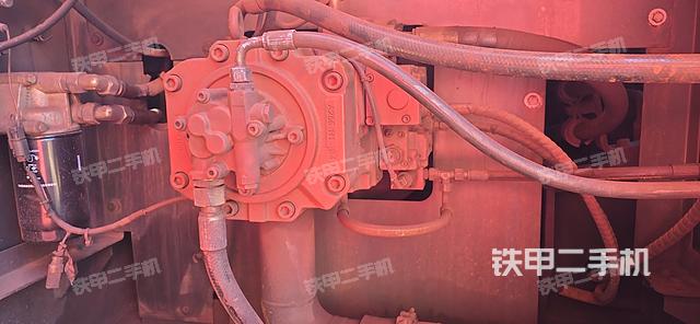 液压泵舱室正面整体（整机外观）