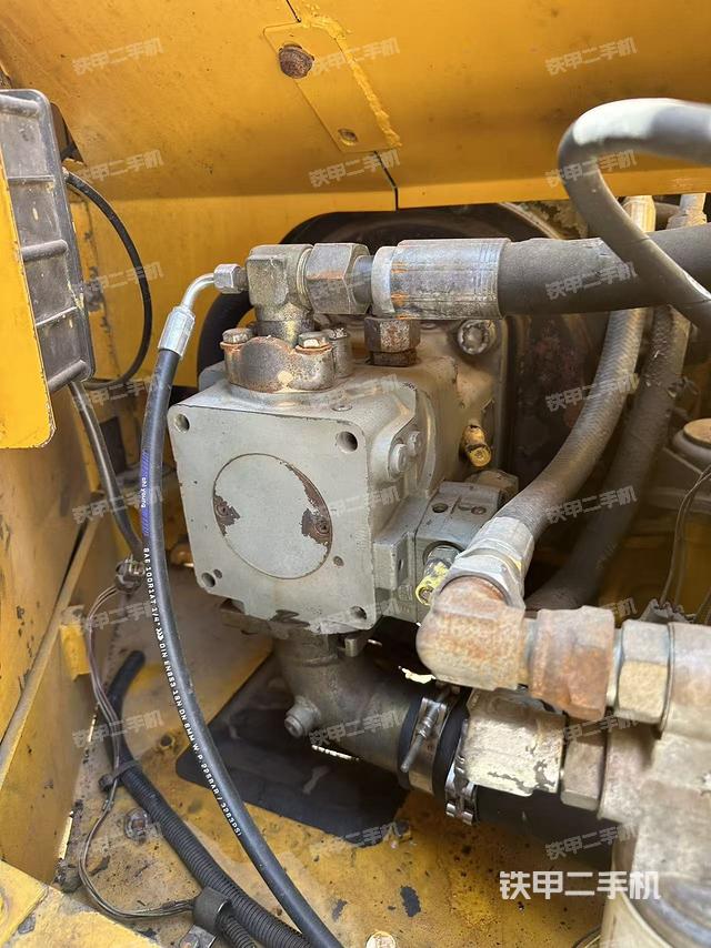 液压泵舱室正面整体（整机外观）