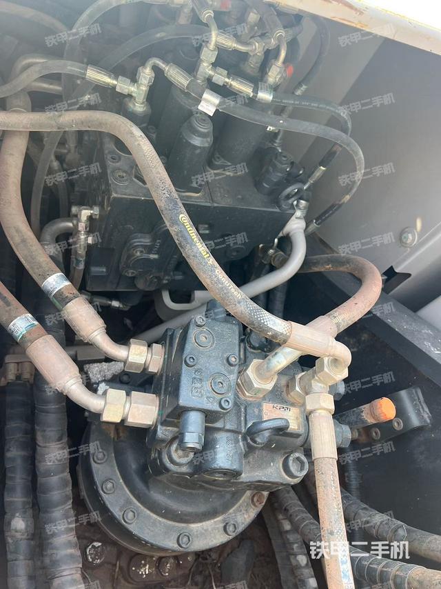 回轉(zhuǎn)馬達(dá)和主控閥（整機(jī)外觀）