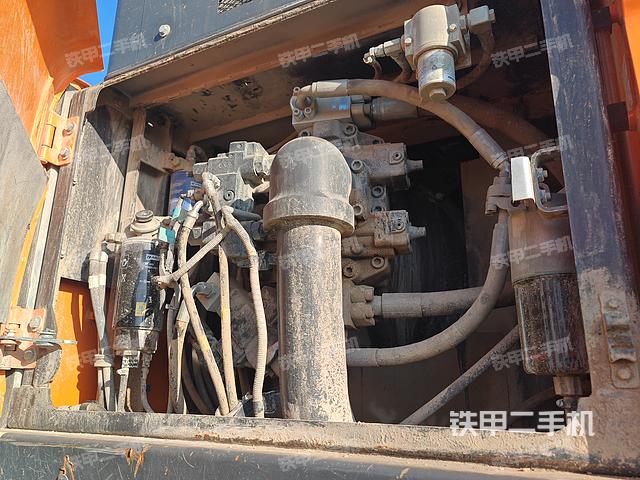 液压泵舱室正面整体（整机外观）