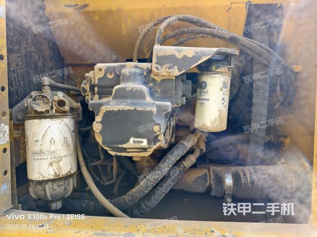 液压泵舱室正面整体（整机外观）