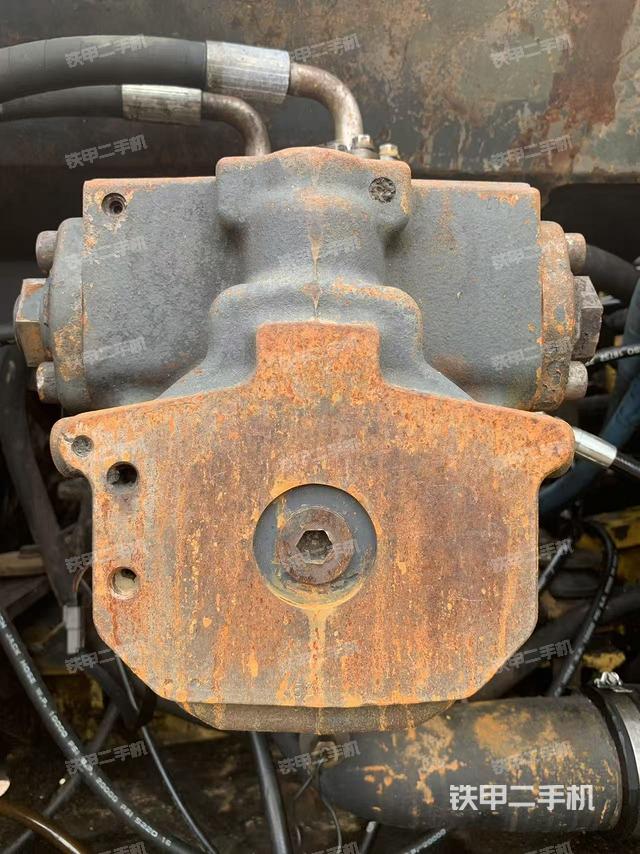 液压泵舱室正面整体（整机外观）