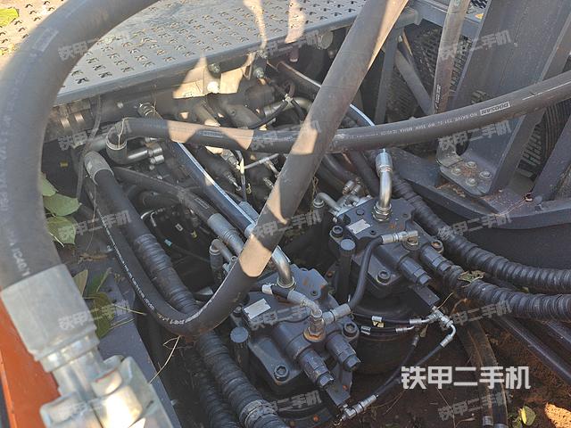 回转马达和主控阀（整机外观）