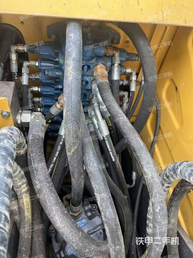 回转马达和主控阀（整机外观）