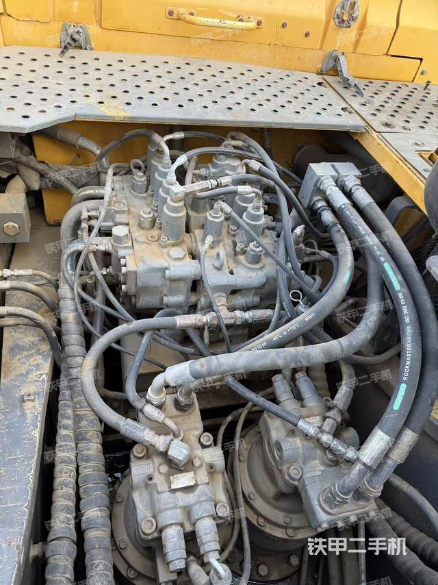 回转马达和主控阀（整机外观）