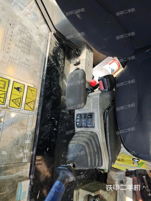 座椅右側(cè)控制臺(tái)/鑰匙門/油門/含右手柄（駕駛室部分）