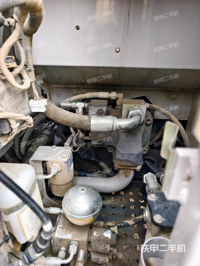 液压泵舱室正面整体（整机外观）