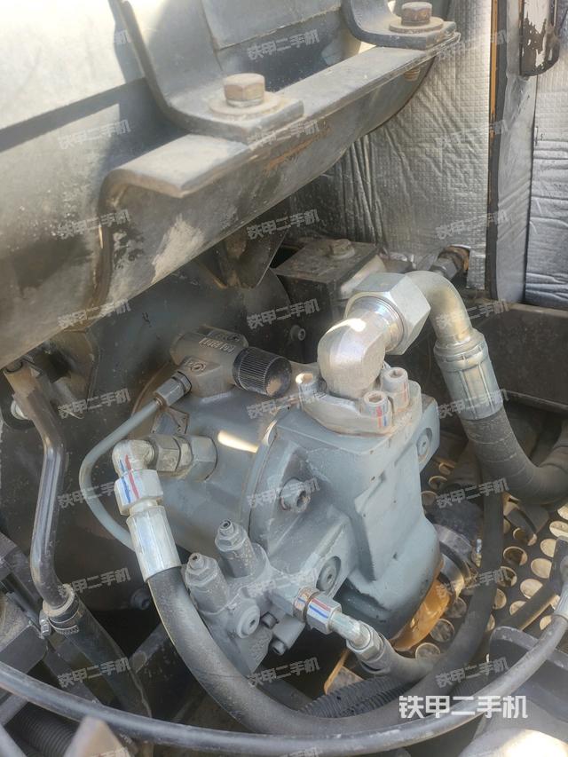 液压泵舱室正面整体（整机外观）