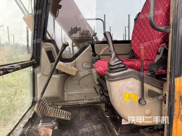 驾驶室顶部（整机外观）