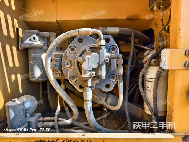 液压泵舱室正面整体（整机外观）