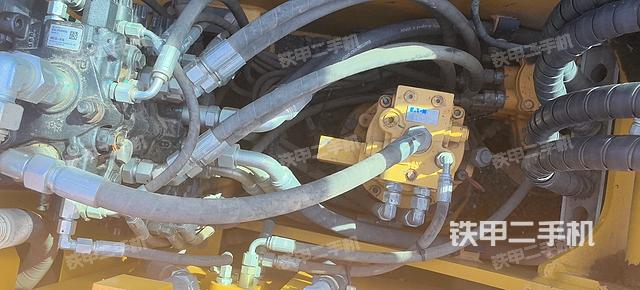 回转马达和主控阀（整机外观）