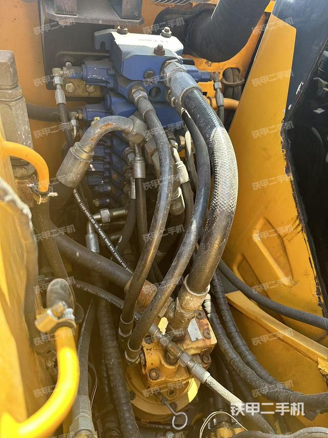 回转马达和主控阀（整机外观）