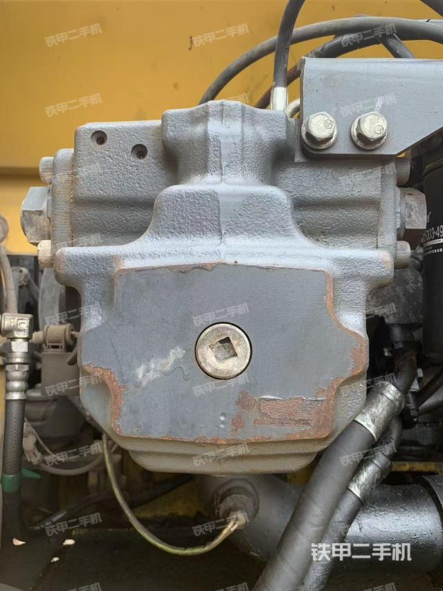 液压泵舱室正面整体（整机外观）