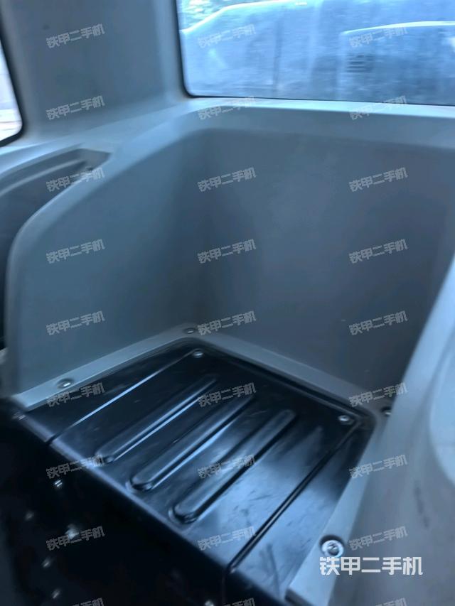 行走控制手柄和踏板?俯拍（駕駛室部分）